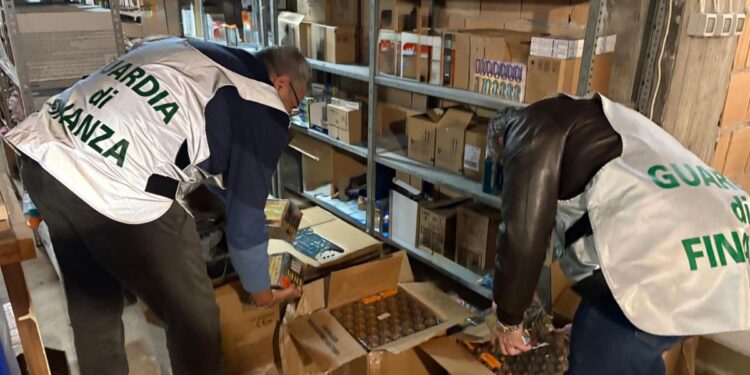 Il sequestro della tonnellata di fuochi d'artificio in Calabria ad opera della Guardia di finanza