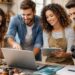 Un gruppo di giovani intenti a creare prodotti dell'artigianato con il supporto del digitale, con l'obiettivo di fare impresa
