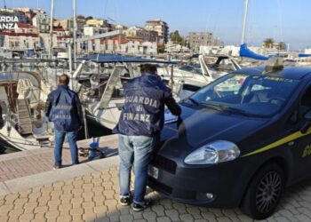 La Guardia di finanza al porto di Crotone