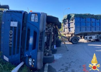 Autotreno si ribalta sulla 106 in Calabria: conducente trasferito in ospedale