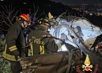 Drammatico incidente in Calabria, auto si schianta contro gli alberi: morto un giovane