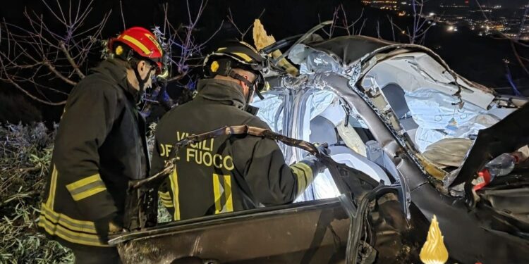 Drammatico incidente in Calabria, auto si schianta contro gli alberi: morto un giovane