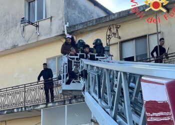 Paura in Calabria: incendio divampa in un magazzino, salvate diverse persone tra cui una disabile