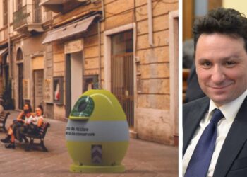 L'assessore all'Ambiente di Vibo Valentia, Marco Miceli, e una delle campane per la raccolta del vetro che verranno installate in città e nelle frazioni