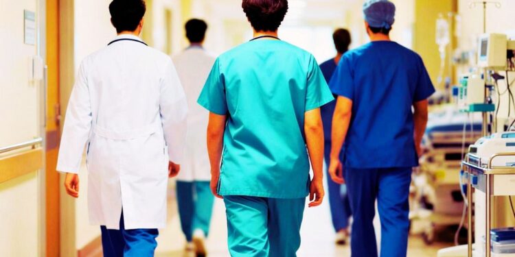 Medici e personale sanitario in un reparto