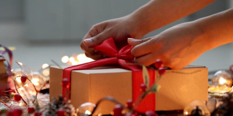 Pizzo: ritorna l’iniziativa solidale del “Regalo sospeso… aspettando Babbo Natale”