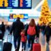 Una famiglia intenta a partire per Natale