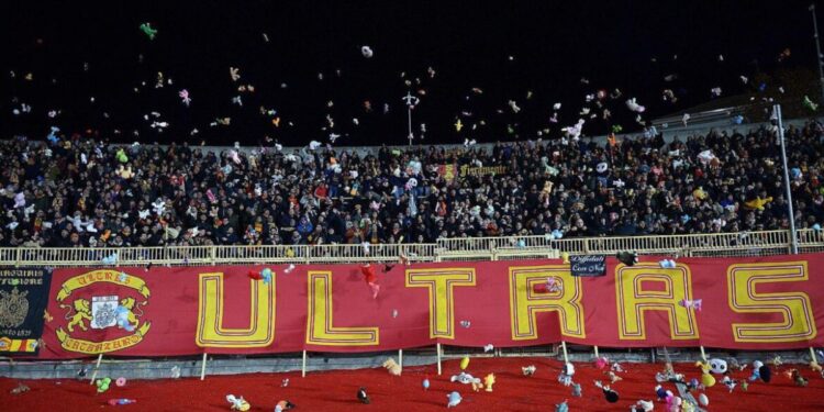 Lancio di peluche dalla curva del Catanzaro