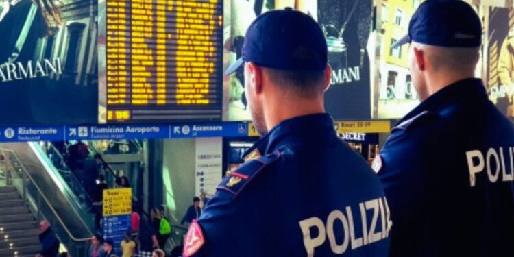 Due agenti della Polizia di Stato in una stazione