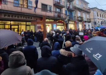 I cittadini di fronte alla Prefettura di Vibo Valentia durante l'incontro per la Sanità
