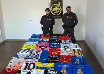 Vendeva on-line capi di abbigliamento sportivo contraffatti: scatta il sequestro in Calabria