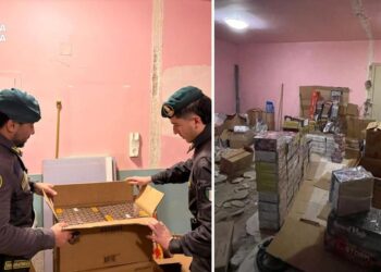 I militari della Guardia di finanza, che ha scoperto una tonnellata di botti di capodanno illegali in Calabria. Qui il momento della perquisizione in un deposito illegale