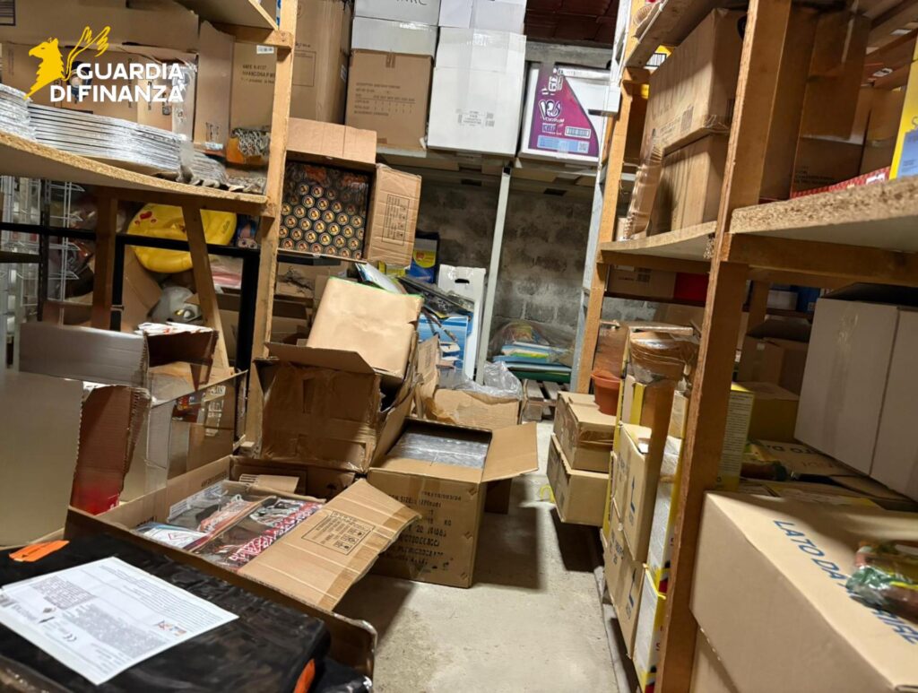 Il sequestro dei fuochi d'artificio da parte della Guardia di finanza di Cosenza