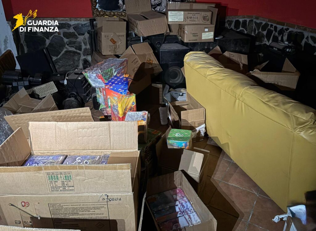 Sequestro dei fuochi d'artificio della Guardia di finanza di Cosenza