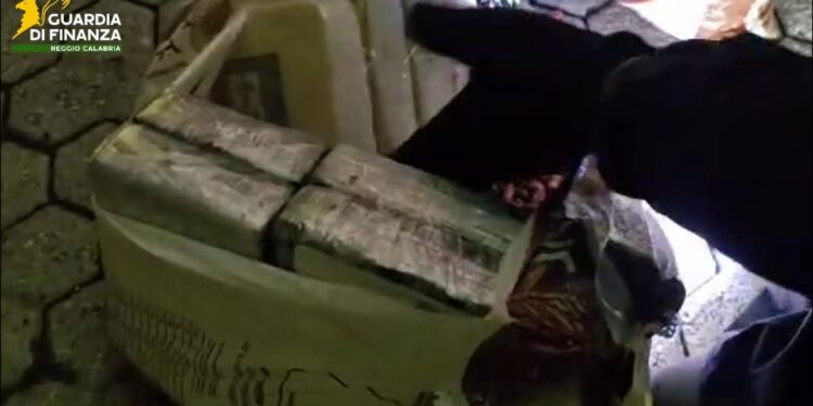 Il sequestro della Guardia di Finanza al Porto di Gioia Tauro, in Calabria