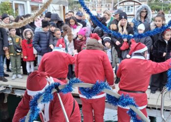 A Vibo Marina Babbo Natale arriva in barca a vela: distribuiti doni ai tanti bambini