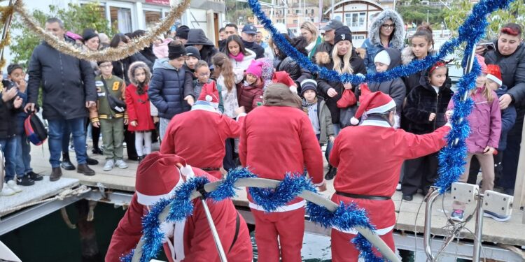A Vibo Marina Babbo Natale arriva in barca a vela: distribuiti doni ai tanti bambini