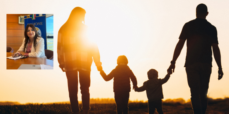 A sinistra un'immagine di Pasqualina Straface, a destra l'immagine di una famiglia
