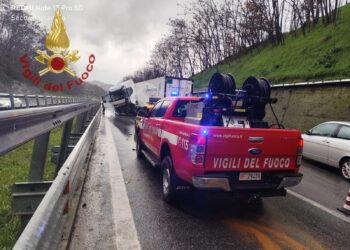 Vigili del fuoco in azione sul luogo dell'incidente