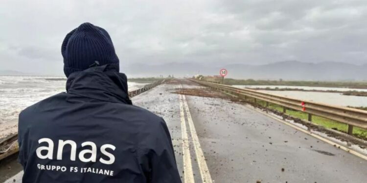 Un operatore dell'Anas su una arteria stradale colpita dal maltempo