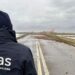 Un operatore dell'Anas su una arteria stradale colpita dal maltempo