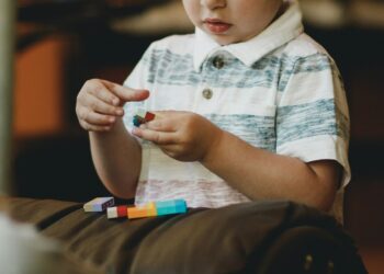 Foto con bambino autistico mentre gioca