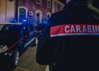 Un carabiniere ed una pattuglia dei Carabinieri in servizio