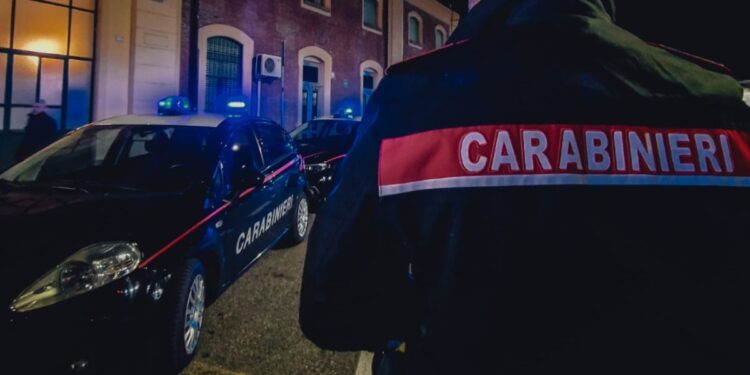 Un carabiniere ed una pattuglia dei Carabinieri in servizio