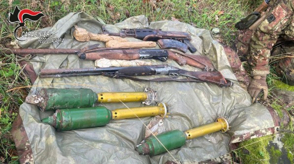 L'arsenale da guerra sequestrato dai carabinieri in Calabria