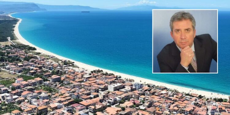 Alessandro Caruso Frezza, referente di Italia Nostra a Vibo Valentia, e il lungomare di Nicotera