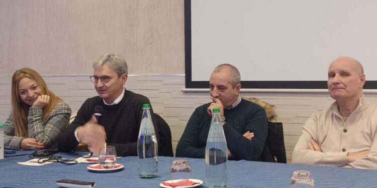 La conferenza stampa indetta dal deputato vibonese Giuseppe Mangialavori, il secondo da sinistra