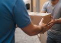 La consegna di un pacco a domicilio