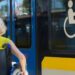 Una persona disabile intenta a prendere un treno