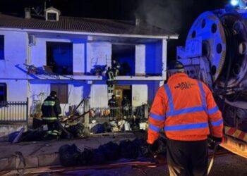 I soccorsi sul luogo dell'esplosione della bombola di gas avvenuta in una palazzina a Bisignano, in Calabria