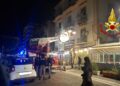 Paura nella notte in Calabria, incendio divampa all’interno di un appartamento: un ferito