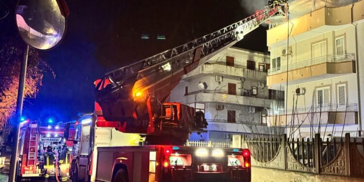 Paura nella notte in Calabria: incendio divampa in un appartamento, un ferito