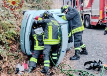 Auto si ribalta sulla provinciale: donna di 70 anni soccorsa dai Vigili del Fuoco