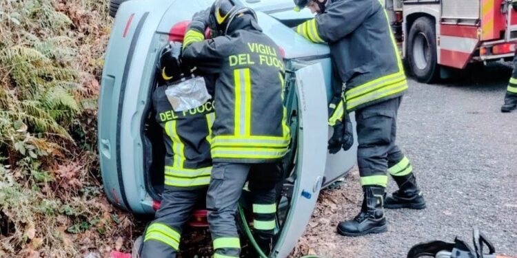 Auto si ribalta sulla provinciale: donna di 70 anni soccorsa dai Vigili del Fuoco