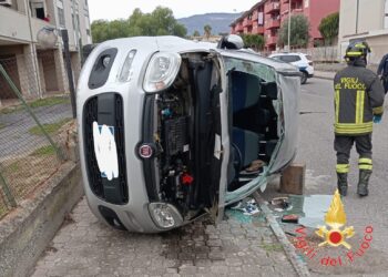 Lamezia Terme, scontro tra due auto: una vettura si ribalta, un ferito in ospedale