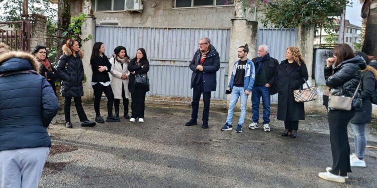 L'incontro tra il sindaco di Vibo Valentia, Enzo Romeo, e i genitori di Porto Salvo