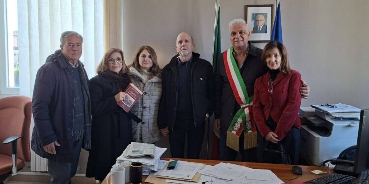 L'incontro tra il sindaco di San Gregorio d'Ippona, Pasquale Farfaglia, la scrittrice Maria Antonia Silvaggio e le due persone originarie di San Gregorio d'Ippona