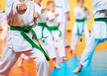 Un gruppo di piccoli atleti che fanno karate