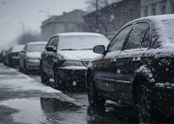 Una immagine generica del maltempo d'inverno, con la neve che poggia sulle automobili in città