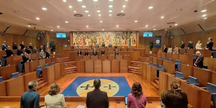 Il minuto di silenzio per le vittime di Crans-Montana durante la seduta del consiglio regionale della Calabria