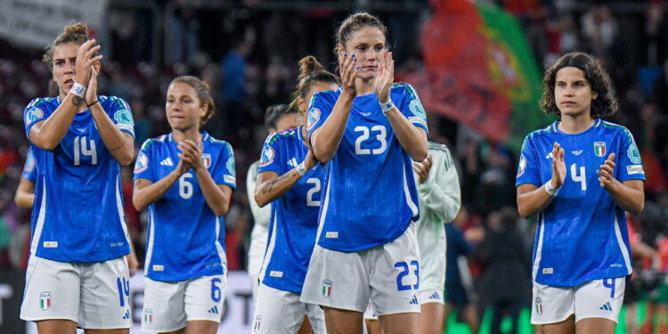 La Nazionale di calcio femminile al termine di una partita