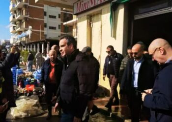 Il presidente della Regione, Roberto Occhiuto, in visita a Catanzaro Lido sui luoghi colpiti dal maltempo