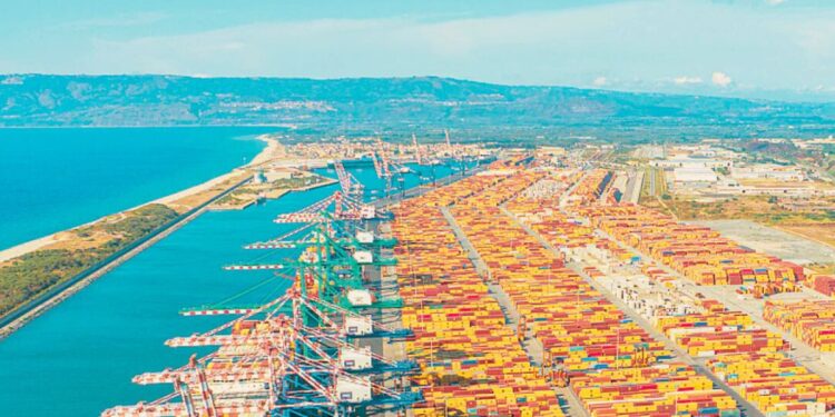 Il porto di Gioia Tauro, uno dei più importanti hub del Mediterraneo