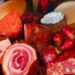 Alcuni prodotti tipici della Calabria, come la 'nduja e la cipolla rossa di Tropea