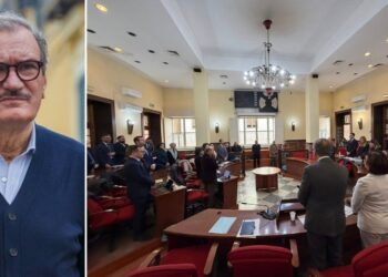 Il sindaco di Vibo Valentia, Enzo Romeo, ed una seduta del consiglio comunale
