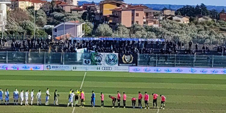 Lo striscione dei tifosi della Vigor Lamezia comparso sugli spalti dello stadio D'Ippolito